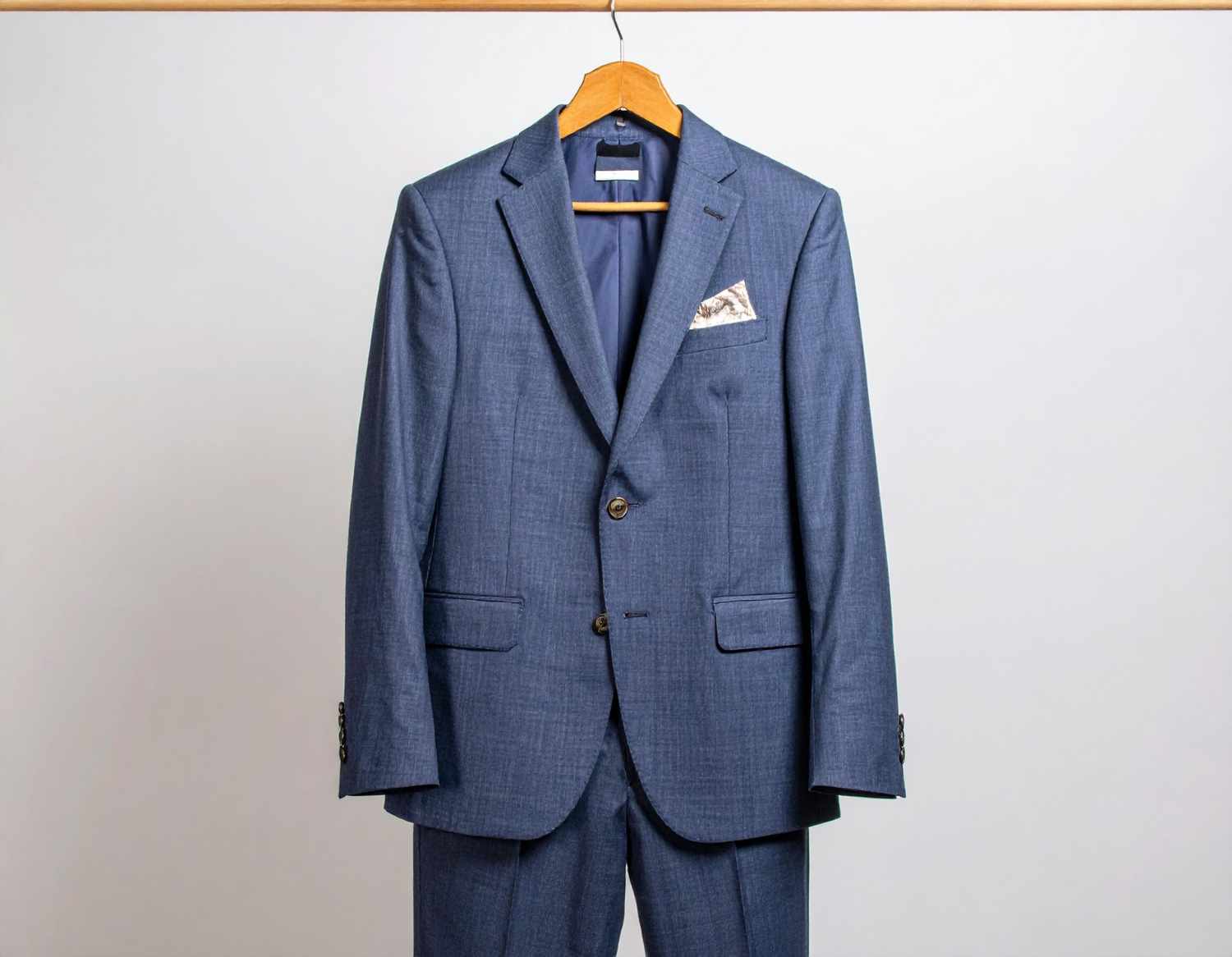 Formalmenssuitcompletesetwithblazerandfull-lengthtrousersdisplayedhan 40 KB