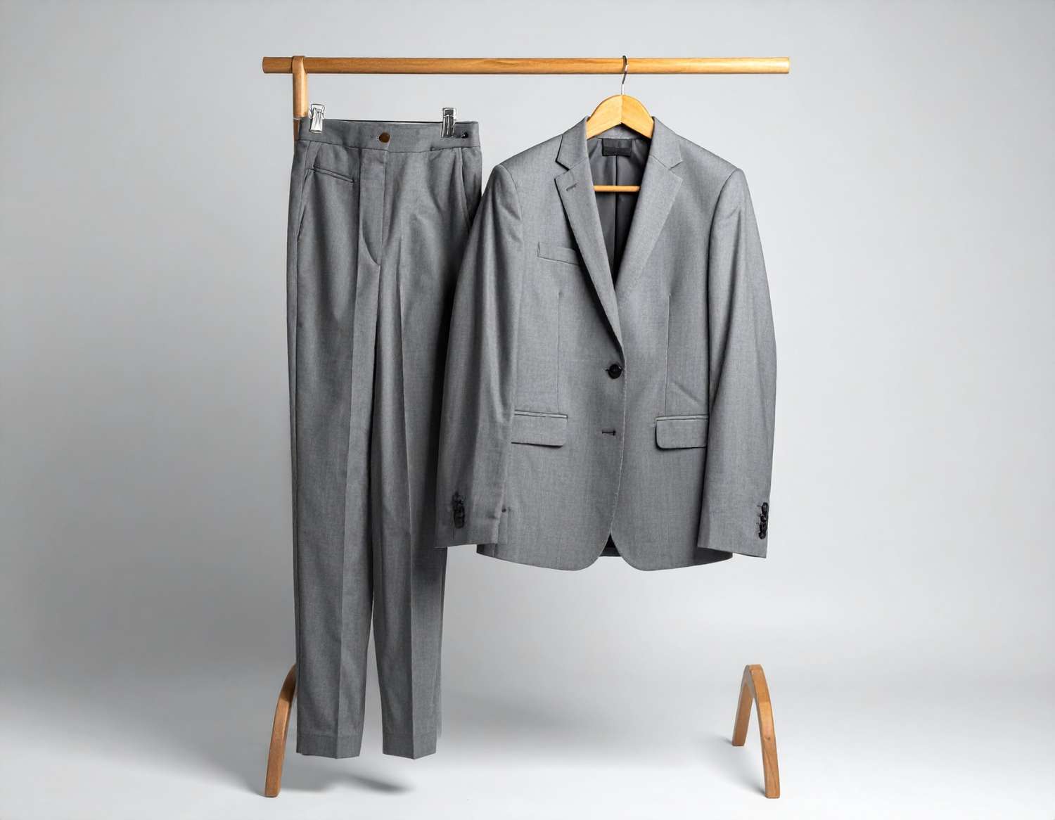 Grayformalmenssuitcraftedfrompremiumnaturalwool.Modernslim-fitdesignwit 50 KB