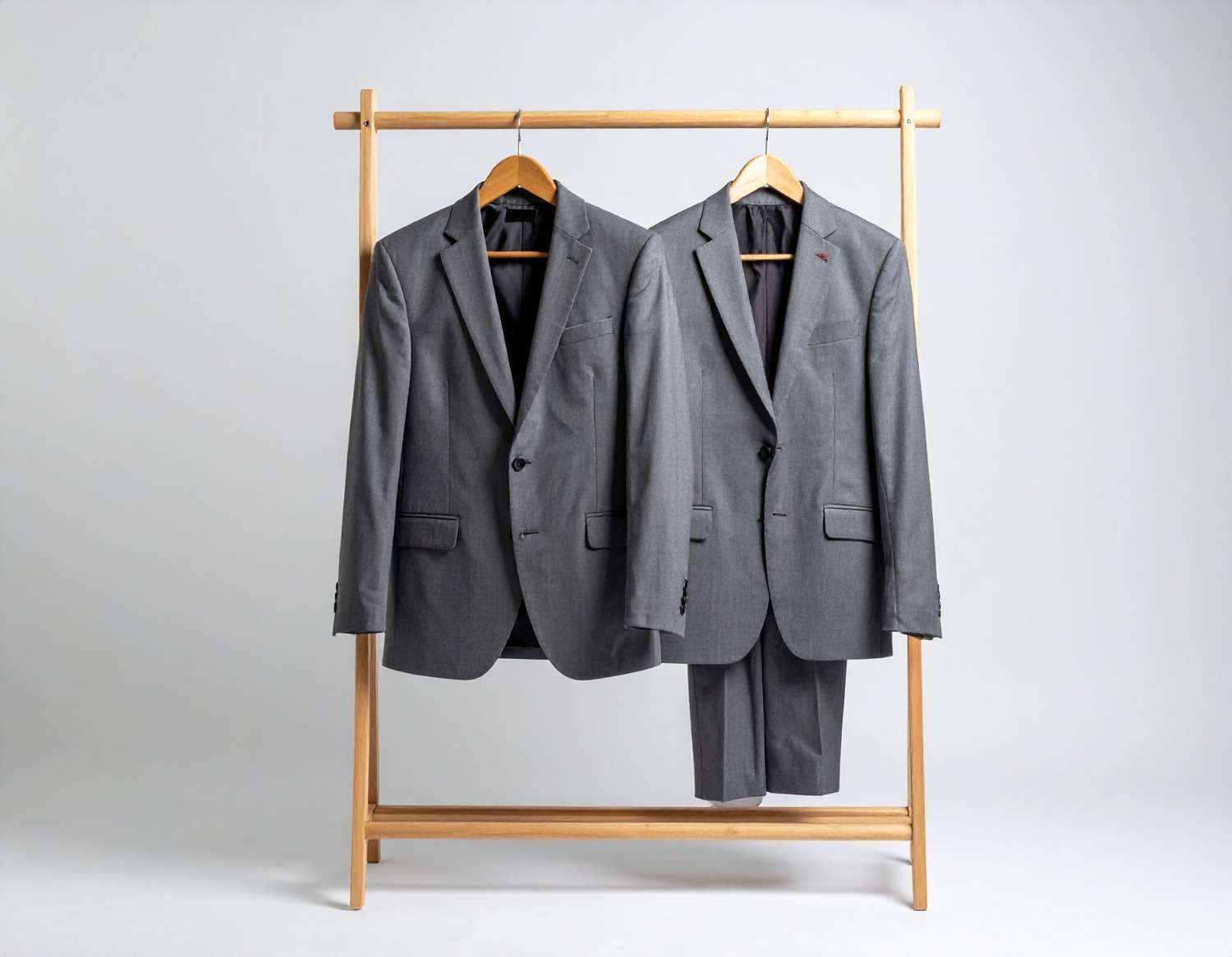 Grayformalmenssuitcraftedfrompremiumnaturalwool.Modernslim-fitdesignwit 51 KB